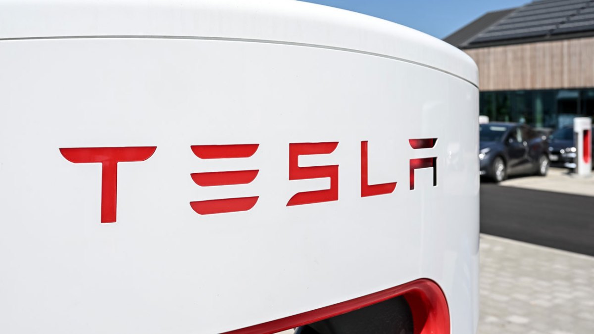 Tesla's newsy week, and is fintech having a moment?